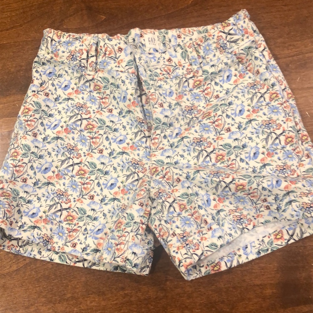 Girls Gap shorts. White w/flowers size 10